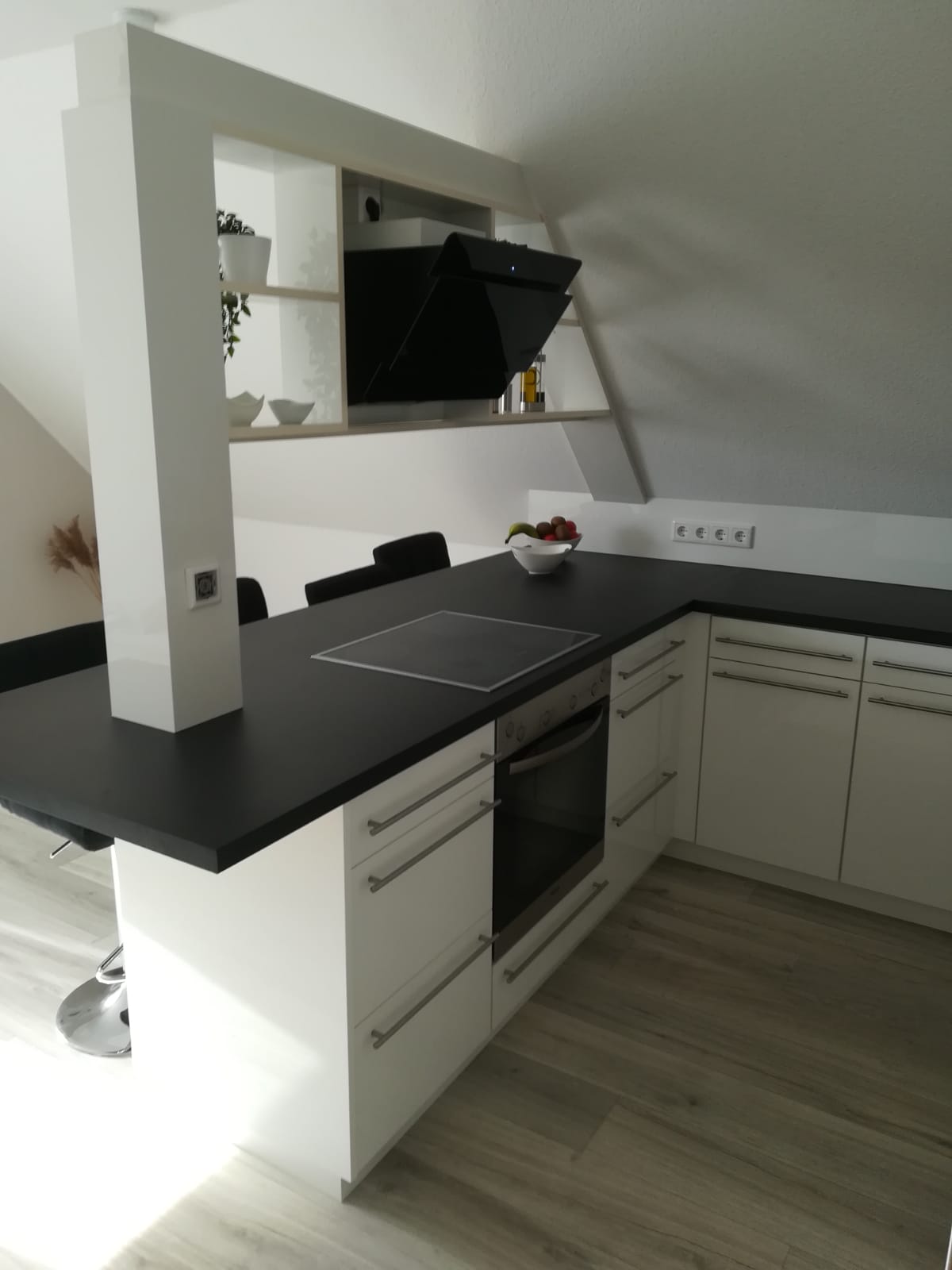 Offene Weiße Hochglanzküche mit Raumteiler - Kortboyer - Küchen und